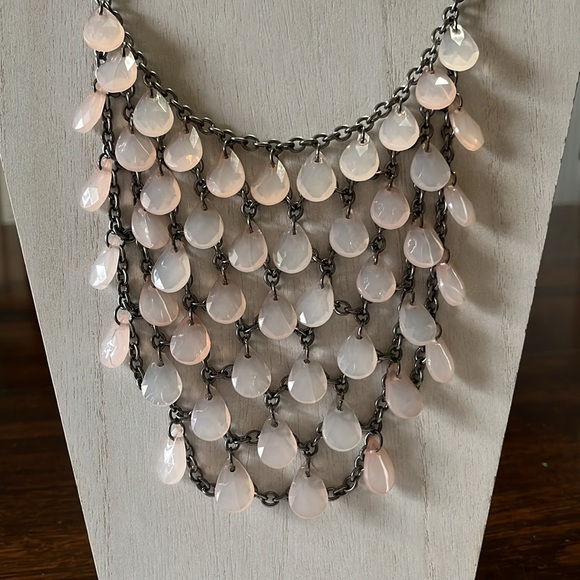 Etc! Chain and pink statement necklace - Picture 2 of 5
